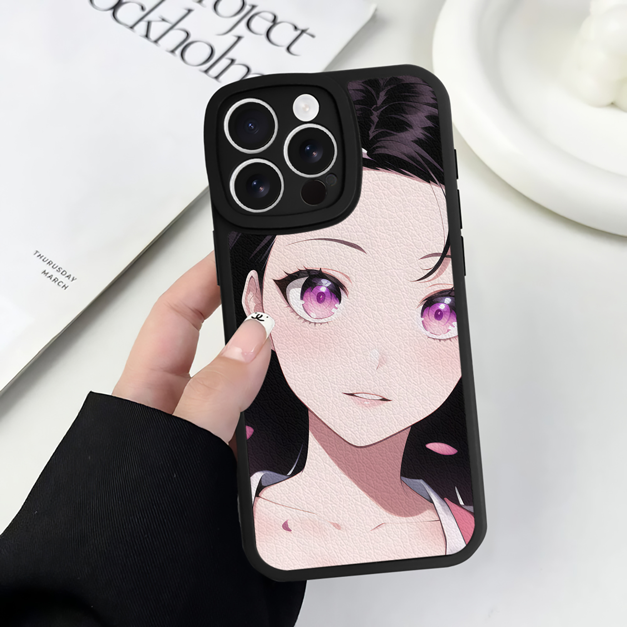 （画像用） 鬼滅の刃（きめつのやいば）竈門 禰󠄀豆子／かまど ねずこ Kamado Nezuko 【iPhone 16シリーズ対応】シリコンスマホケース（レザー調） 材質：シリコン